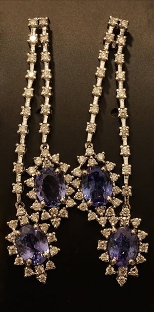 PAIR OF EARLINGS in 18k (750/°°) white gold...