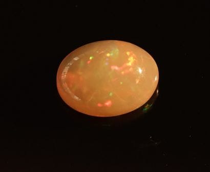 Belle opale ovale. Environ 4ct. L: 1,7cm