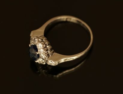 RING in 18k white gold (750/°°) centered...