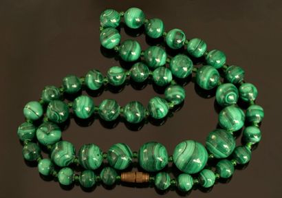 NECKLACE composed of balls of malachite in...