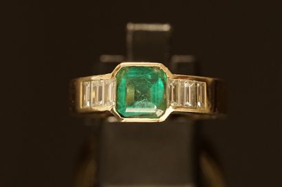 Yellow gold ring 18k (750/°°) centered on...