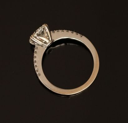 RING in 18k (750/°°) white gold, centered...