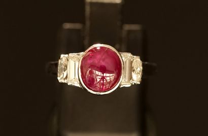 RING in 18k (750/°°) white gold, centered...