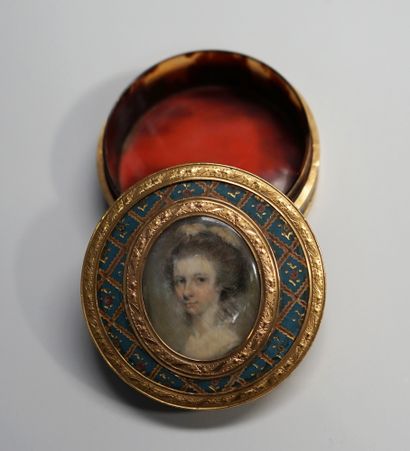 Round box, the interior in tortoiseshell,...