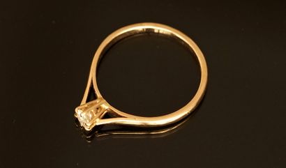 SOLITARY RING in 18K (750/°°) yellow gold...
