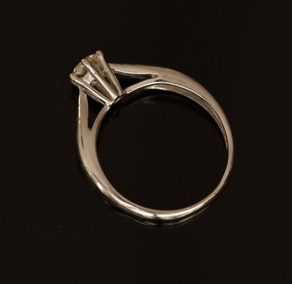 RING in 18K (750/°°) white gold, set with...
