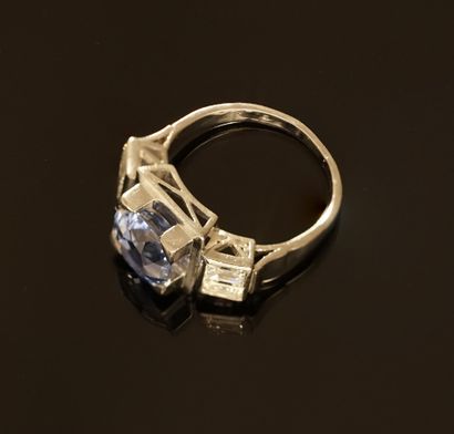 Art Deco period platinum ring, centered on...