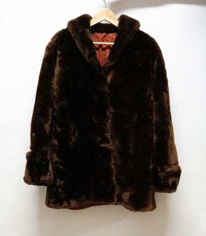MANTEAU COURT en fourrure brun foncé. Sans...