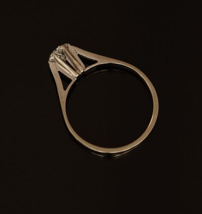 SOLITARY RING in 18k (750/°°) white gold...