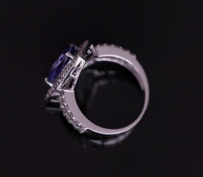 RING in 18k (750/°°) white gold centered...