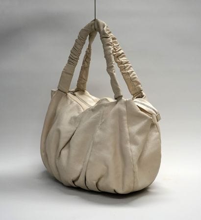 FURLA - SAC besace porté épaule en cuir beige....