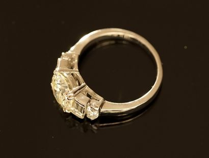 RING in 18k (750/°°) white gold, centered...
