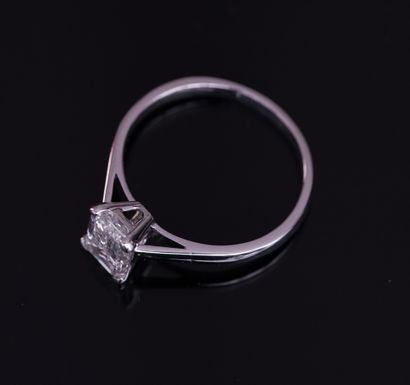 SOLITARY RING in 18k (750/°°) white gold...