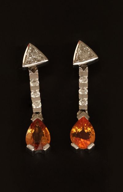 PAIR OF EARRINGS in 18K (750/°°) white gold...
