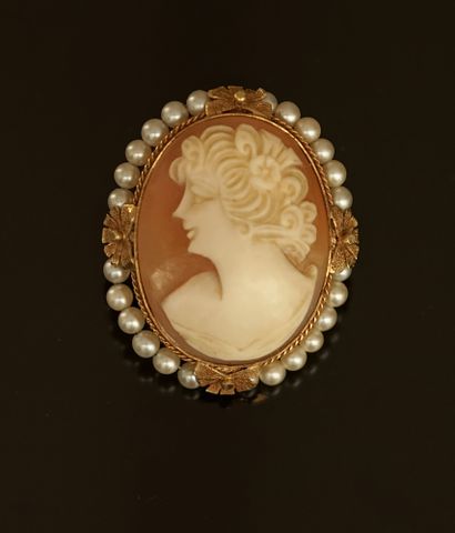 18k yellow gold (750/°°) cameo with an antique...