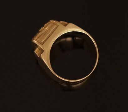 RING in 18k (750/°°) yellow gold, signet...