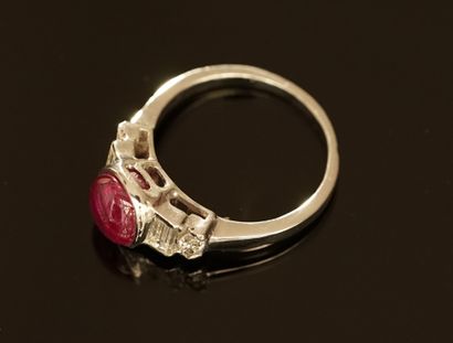 RING in 18k (750/°°) white gold, centered...
