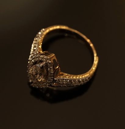 14k (585/°°) yellow and white gold ring centered...