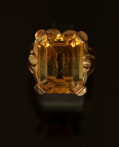 18k (750/°°) yellow gold ring with openwork...