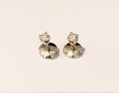 PAIR OF EARRINGS in 18K white gold (750/°°)...