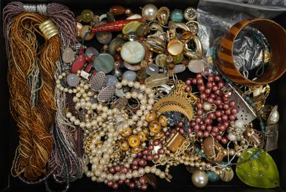FANTAISIE: lot of various jewels in wood,...