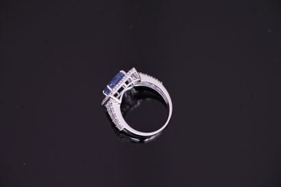 RING in 18k (750/°°) white gold centered...