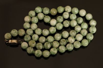 NECKLACE made of green jade balls. D: 8mm,...