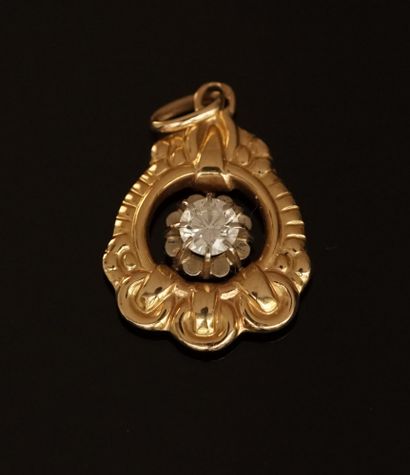 18k (750/°°) yellow gold pendant centered...