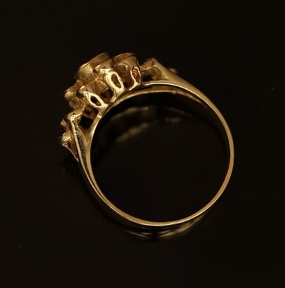 18K (750) yellow gold ring centered on an...