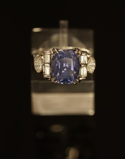 18k (750/°°) white gold ring centered on...