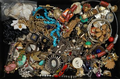 FANTAISIE: lot of various jewels in fake...