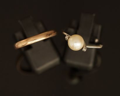 SET of 2 rings in 18K (750/°°) gold consisting...