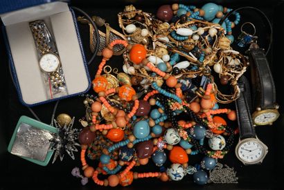 FANTAISIE: lot of various jewels in wood,...