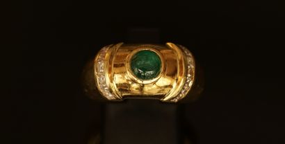 18k (750/°°) yellow gold ring centered on...