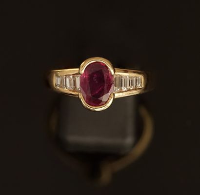 RING in 18K (750/°°) gold, set with an oval...