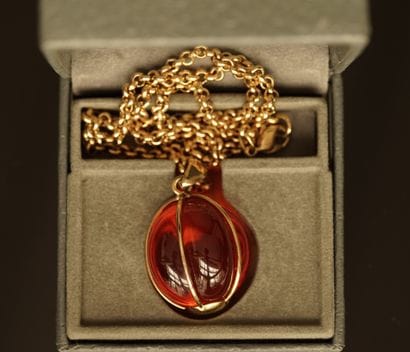 DAUM - COLLIER en métal doré retenant un...
