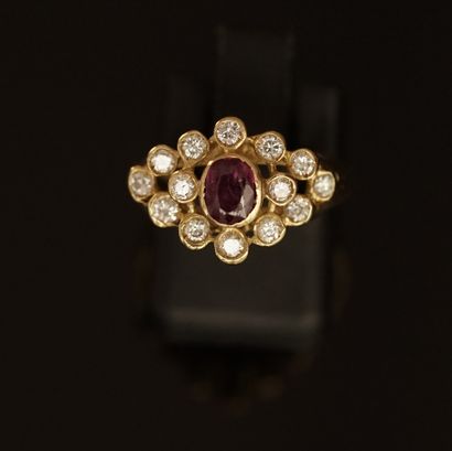 18K (750) yellow gold ring centered on an...
