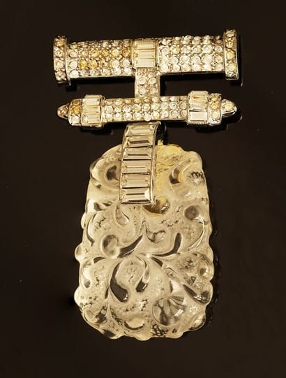 KENNETH J. LANE - IMPORTANTE BROCHE en métal...