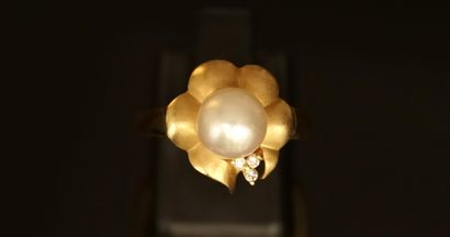 RING in 18k yellow gold (750/°°) with a flower...