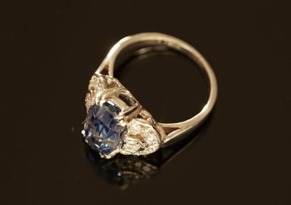 RING in 18k (750/°°) white gold centered...