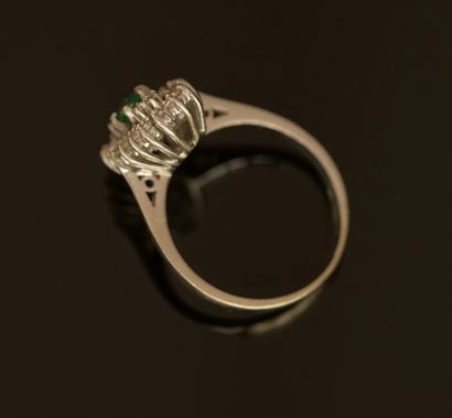 MARQUISE RING in 18K (750/°°) white gold...
