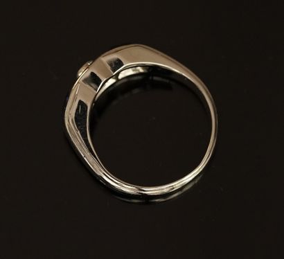 18k (750/°°) white gold ring centered with...