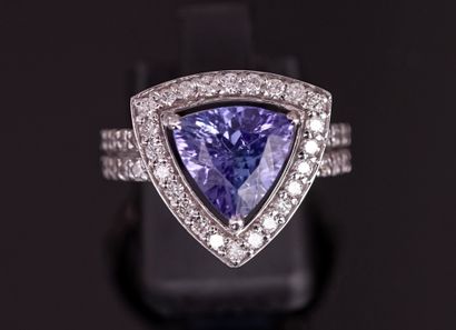 RING in 18k (750/°°) white gold centered...