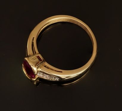 RING in 18K (750/°°) gold, set with an oval...