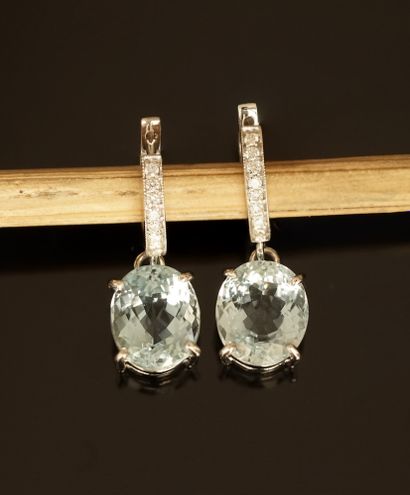 PAIR OF EARRINGS in 18k (750/°°) white gold,...