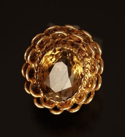 18k (750/°°) yellow gold ring centered on...