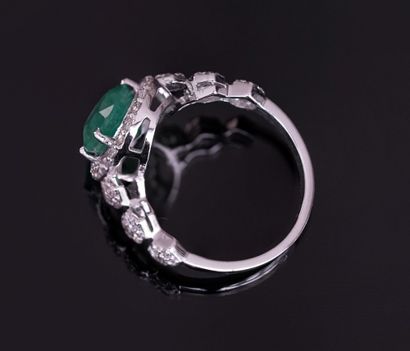 18k (750/°°) white gold ring centered on...