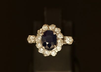 RING in 18k white gold (750/°°) centered...