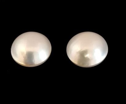 Lot de 2 perles mabé. D: 15mm