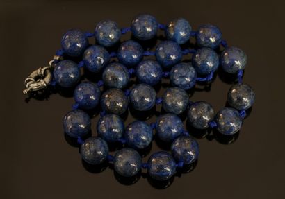 NECKLACE of lapis lazuli balls. Metal clasp....